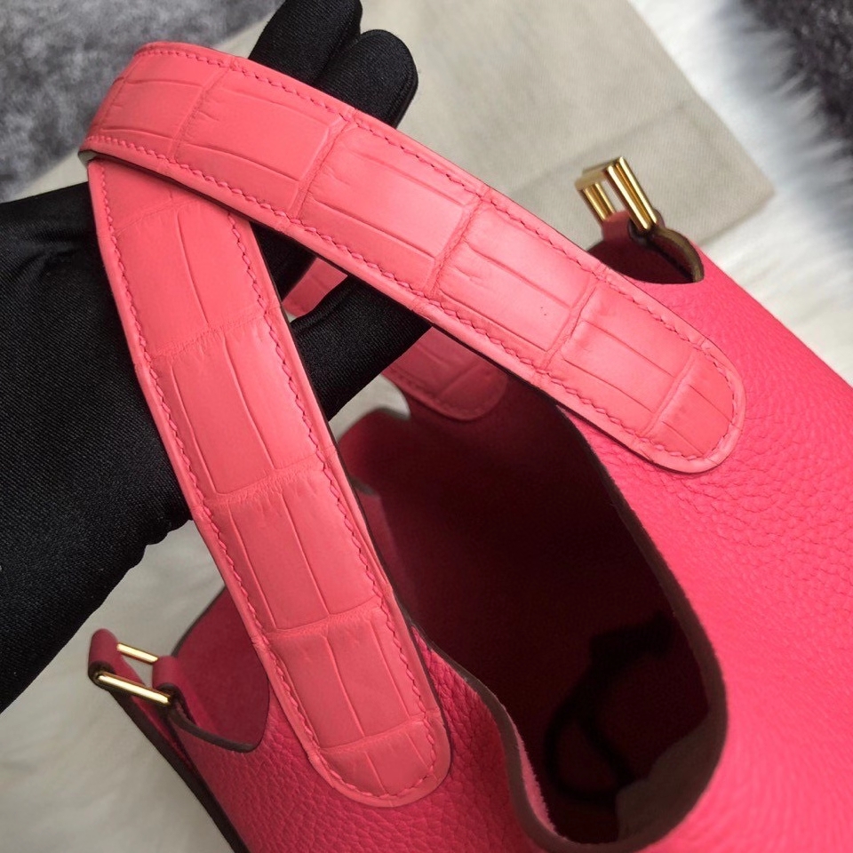 Hermès（爱马仕）Picotin 18cm 唇膏粉 rose azalee 小牛皮 拼 杜鹃红 鳄鱼手腕 金扣