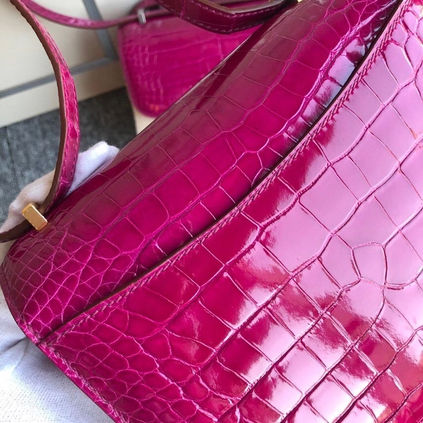 Hermès(爱马仕)Constance18cm Alligator shiny 亮面鳄鱼 J5 天方夜谭粉紫 金扣 顶级手缝-拉尔森鳄鱼皮具定制 - 爱马仕包包官网 Hermès(爱马仕)Constance18cm Alligator shiny 亮面鳄鱼 J5 天方夜谭粉紫 金扣 顶级手缝