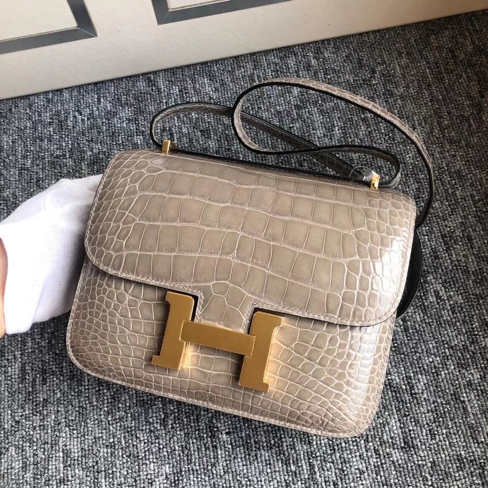 Hermès（爱马仕）Constance 18cm Alligator shiny 亮面鳄鱼 ck81 斑鸠灰 Gris T 金扣 顶级手缝 现货