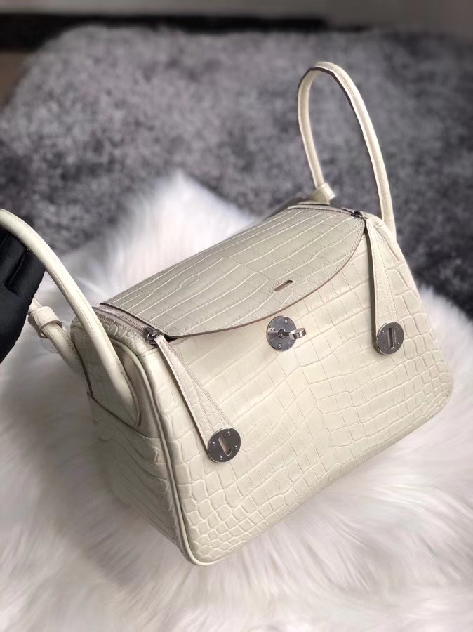 Hermès(爱马仕)Lindy 26cm Crocodile matt 雾面鳄鱼 8L 奶油白 Beton 银扣 顶级手缝 现货-拉尔森鳄鱼皮具定制 - 爱马仕包包官网 Hermès(爱马仕)Lindy 26cm Crocodile matt 雾面鳄鱼 8L 奶油白 Beton 银扣 顶级手缝 现货