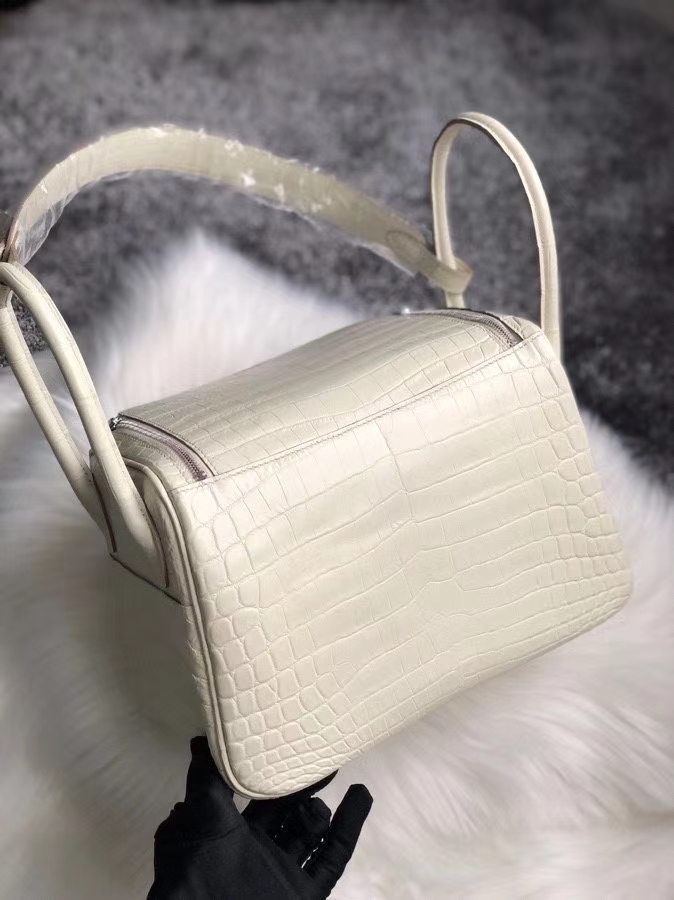 Hermès(爱马仕)Lindy 26cm Crocodile matt 雾面鳄鱼 8L 奶油白 Beton 银扣 顶级手缝 现货-拉尔森鳄鱼皮具定制 - 爱马仕包包官网 Hermès(爱马仕)Lindy 26cm Crocodile matt 雾面鳄鱼 8L 奶油白 Beton 银扣 顶级手缝 现货