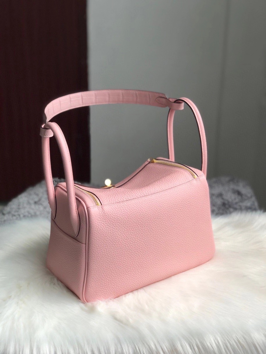 Hermès(爱马仕)Lindy 琳迪包 3Q粉 新粉色 拼手腕鳄鱼 金扣 26cm 顶级手缝 定制-拉尔森鳄鱼皮具定制 - 爱马仕包包官网 Hermès(爱马仕)Lindy 琳迪包 3Q粉 新粉色 拼手腕鳄鱼 金扣 26cm 顶级手缝 定制