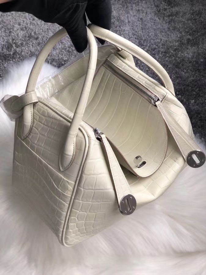 Hermès(爱马仕)Lindy 26cm Crocodile matt 雾面鳄鱼 8L 奶油白 Beton 银扣 顶级手缝 现货-拉尔森鳄鱼皮具定制 - 爱马仕包包官网 Hermès(爱马仕)Lindy 26cm Crocodile matt 雾面鳄鱼 8L 奶油白 Beton 银扣 顶级手缝 现货