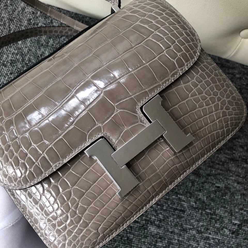 Hermès（爱马仕）Constance 18cm Alligator shiny 亮面鳄鱼 ck81 斑鸠灰 Gris T  银扣 顶级手缝 现货