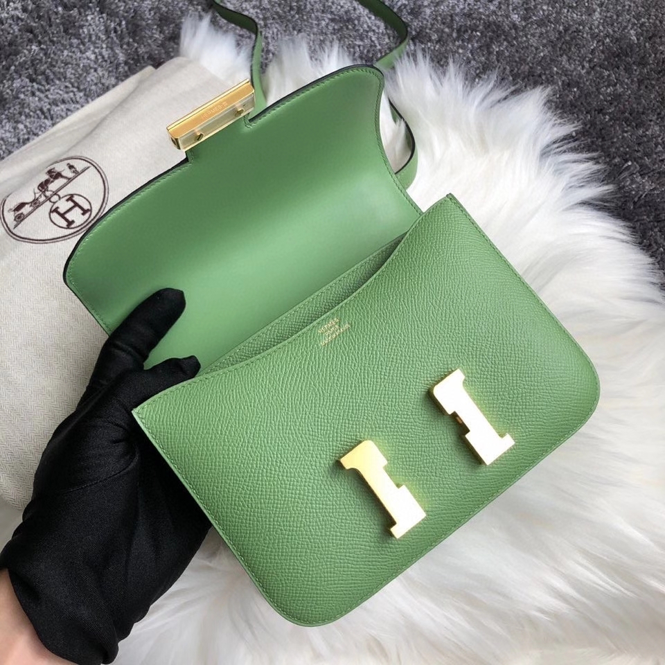 Hermès(爱马仕)Constance 18cm Epsom 原厂掌纹皮 3i 牛油果绿 vert criquet 金扣 顶级手缝 现货-拉尔森鳄鱼皮具定制 - 爱马仕包包官网 Hermès(爱马仕)Constance 18cm Epsom 原厂掌纹皮 3i 牛油果绿 vert criquet 金扣 顶级手缝 现货