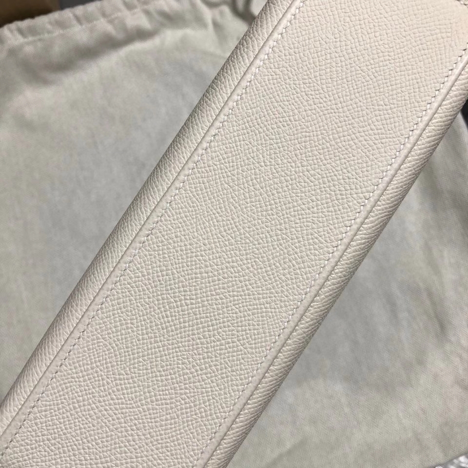 Hermès(爱马仕)Mini kelly pochette 22cm Epsom 原厂掌纹皮 ck10 奶昔白 Craie 金扣 顶级手缝 手拿包-拉尔森鳄鱼皮具定制 - 爱马仕包包官网 Hermès(爱马仕)Mini kelly pochette 22cm Epsom 原厂掌纹皮 ck10 奶昔白 Craie 金扣 顶级手缝 手拿包