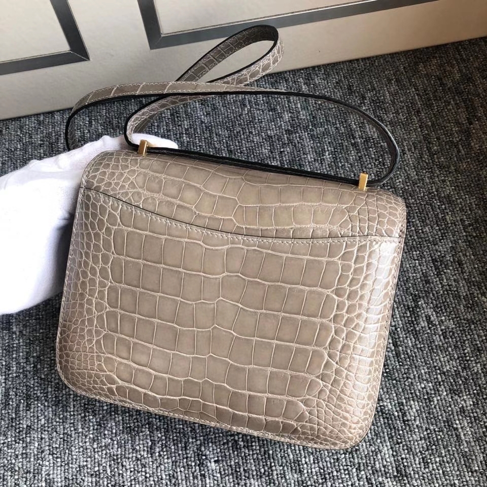 Hermès（爱马仕）Constance 18cm Alligator shiny 亮面鳄鱼 ck81 斑鸠灰 Gris T 金扣 顶级手缝 现货