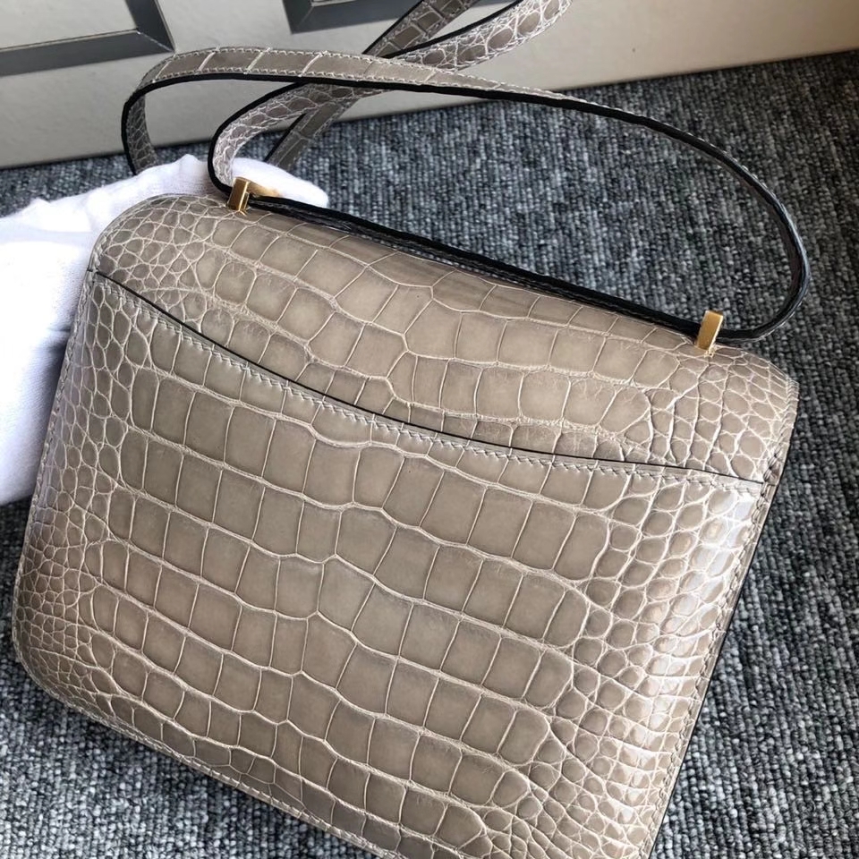 Hermès（爱马仕）Constance 18cm Alligator shiny 亮面鳄鱼 ck81 斑鸠灰 Gris T 金扣 顶级手缝 现货