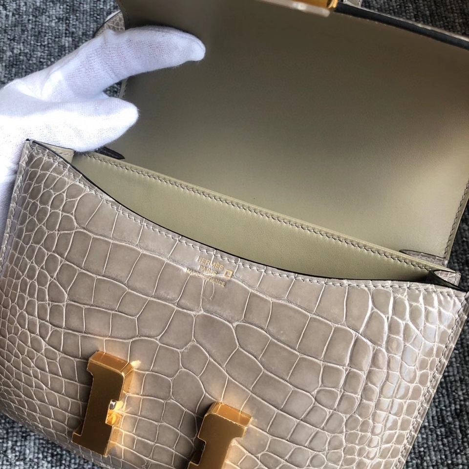 Hermès(爱马仕)Constance 18cm Alligator shiny 亮面鳄鱼 ck81 斑鸠灰 Gris T 金扣 顶级手缝 现货-拉尔森鳄鱼皮具定制 - 爱马仕包包官网 Hermès(爱马仕)Constance 18cm Alligator shiny 亮面鳄鱼 ck81 斑鸠灰 Gris T 金扣 顶级手缝 现货