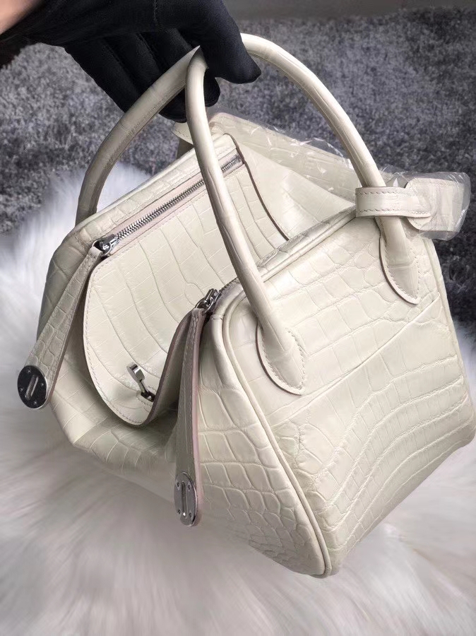 Hermès(爱马仕)Lindy 26cm Crocodile matt 雾面鳄鱼 8L 奶油白 Beton 银扣 顶级手缝 现货-拉尔森鳄鱼皮具定制 - 爱马仕包包官网 Hermès(爱马仕)Lindy 26cm Crocodile matt 雾面鳄鱼 8L 奶油白 Beton 银扣 顶级手缝 现货