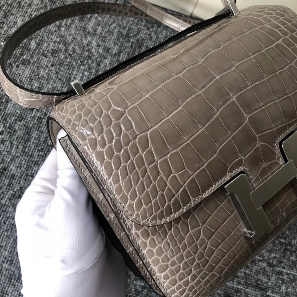 Hermès（爱马仕）Constance 18cm Alligator shiny 亮面鳄鱼 ck81 斑鸠灰 Gris T  银扣 顶级手缝 现货