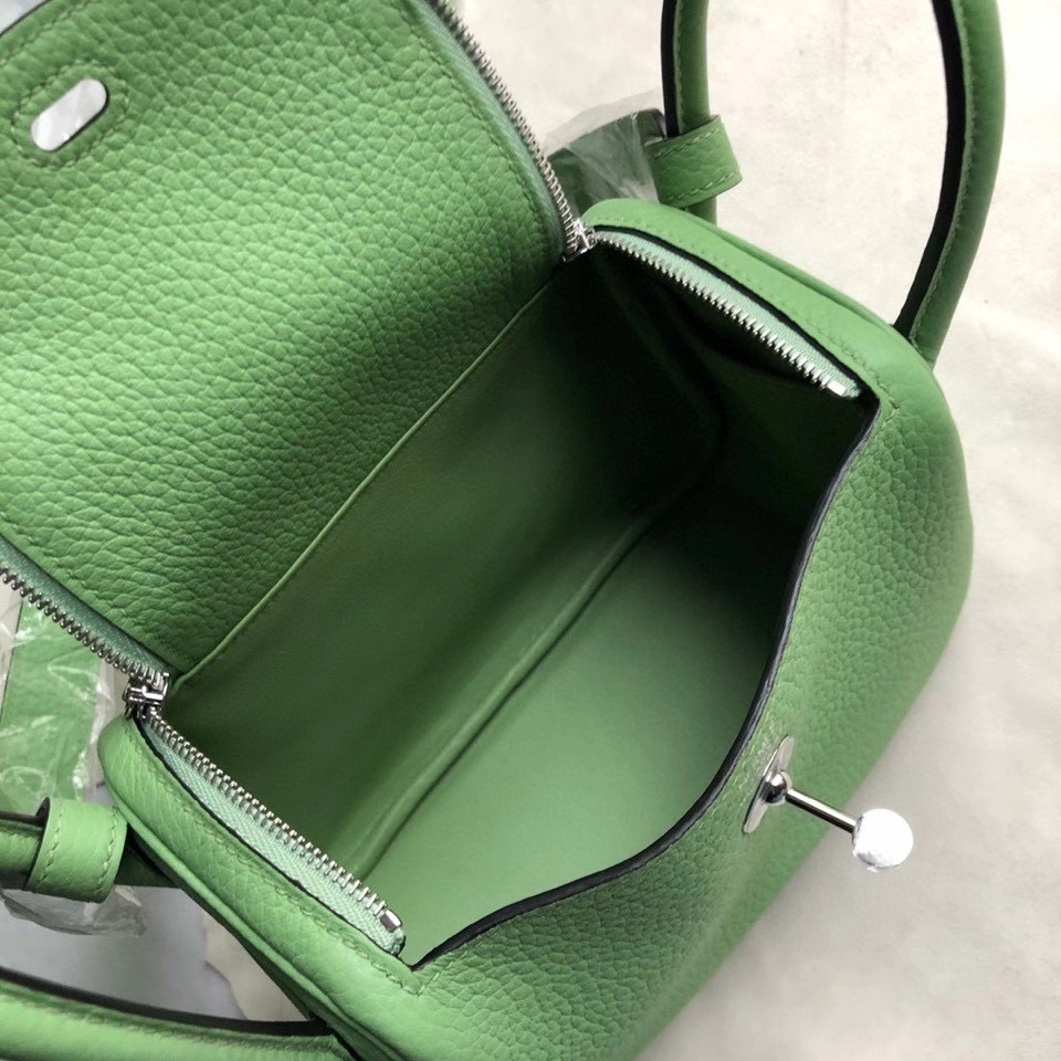 Hermès(爱马仕)Mini lindy 3i 牛油果绿 vert criquet 银扣 顶级手缝 现货-拉尔森鳄鱼皮具定制 - 爱马仕包包官网 Hermès(爱马仕)Mini lindy 3i 牛油果绿 vert criquet 银扣 顶级手缝 现货