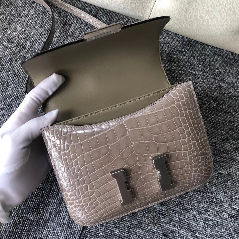 Hermès（爱马仕）Constance 18cm Alligator shiny 亮面鳄鱼 ck81 斑鸠灰 Gris T  银扣 顶级手缝 现货