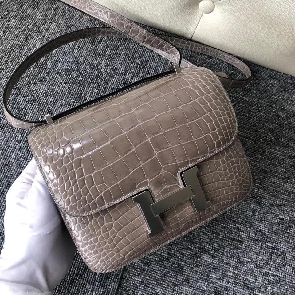 Hermès（爱马仕）Constance 18cm Alligator shiny 亮面鳄鱼 ck81 斑鸠灰 Gris T  银扣 顶级手缝 现货