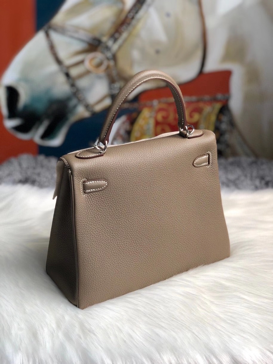 Hermès(爱马仕)Kelly 25cm 原厂小牛皮 togo ck18 大象灰 Etoupe 银扣 顶级手缝-拉尔森鳄鱼皮具定制 - 爱马仕包包官网 Hermès(爱马仕)Kelly 25cm 原厂小牛皮 togo ck18 大象灰 Etoupe 银扣 顶级手缝
