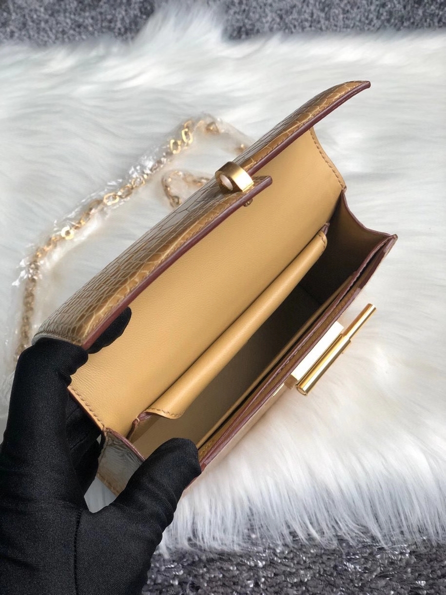 Hermès(爱马仕)Verrou 17cm Alligator shiny 亮面鳄鱼 杏色 奶茶色 金扣 顶级手缝 现货-拉尔森鳄鱼皮具定制 - 爱马仕包包官网 Hermès(爱马仕)Verrou 17cm Alligator shiny 亮面鳄鱼 杏色 奶茶色 金扣 顶级手缝 现货