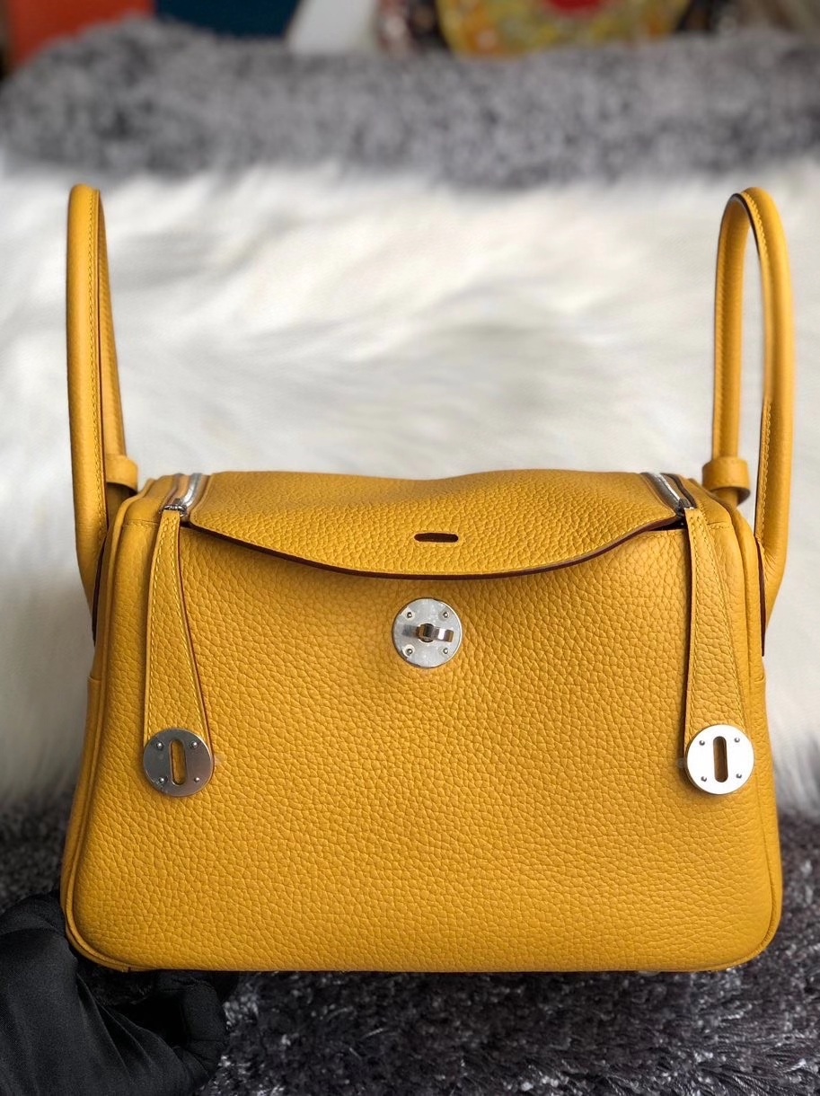 Hermès(爱马仕)Lindy 26cm 原厂御用大牛皮 9D 琥珀黄 Amber 银扣 顶级手缝 现货-拉尔森鳄鱼皮具定制 - 爱马仕包包官网 Hermès(爱马仕)Lindy 26cm 原厂御用大牛皮 9D 琥珀黄 Amber 银扣 顶级手缝 现货