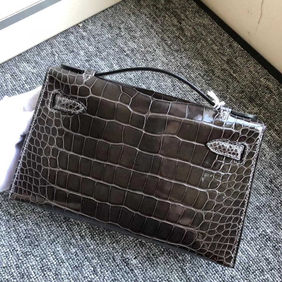 Hermès(爱马仕)Mini pochette 22cm Alligator shiny 亮面鳄鱼 ck88 石墨灰 graphite 金扣 顶级手缝 现货-拉尔森鳄鱼皮具定制 - 爱马仕包包官网 Hermès(爱马仕)Mini pochette 22cm Alligator shiny 亮面鳄鱼 ck88 石墨灰 graphite 金扣 顶级手缝 现货