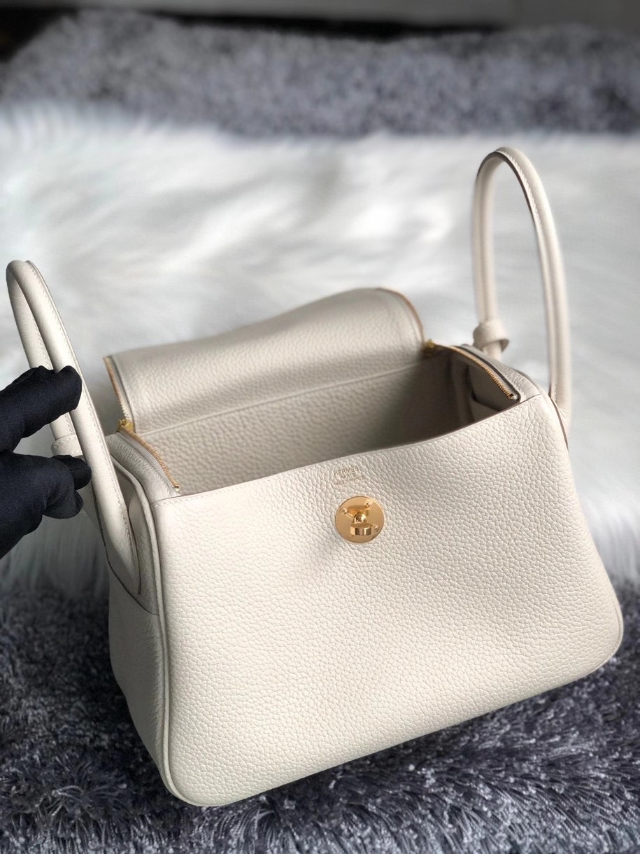 Hermès(爱马仕)Lindy 26cm 原厂御用顶级大牛皮 ck10 奶昔白 Craie 金扣 顶级手缝-拉尔森鳄鱼皮具定制 - 爱马仕包包官网 Hermès(爱马仕)Lindy 26cm 原厂御用顶级大牛皮 ck10 奶昔白 Craie 金扣 顶级手缝