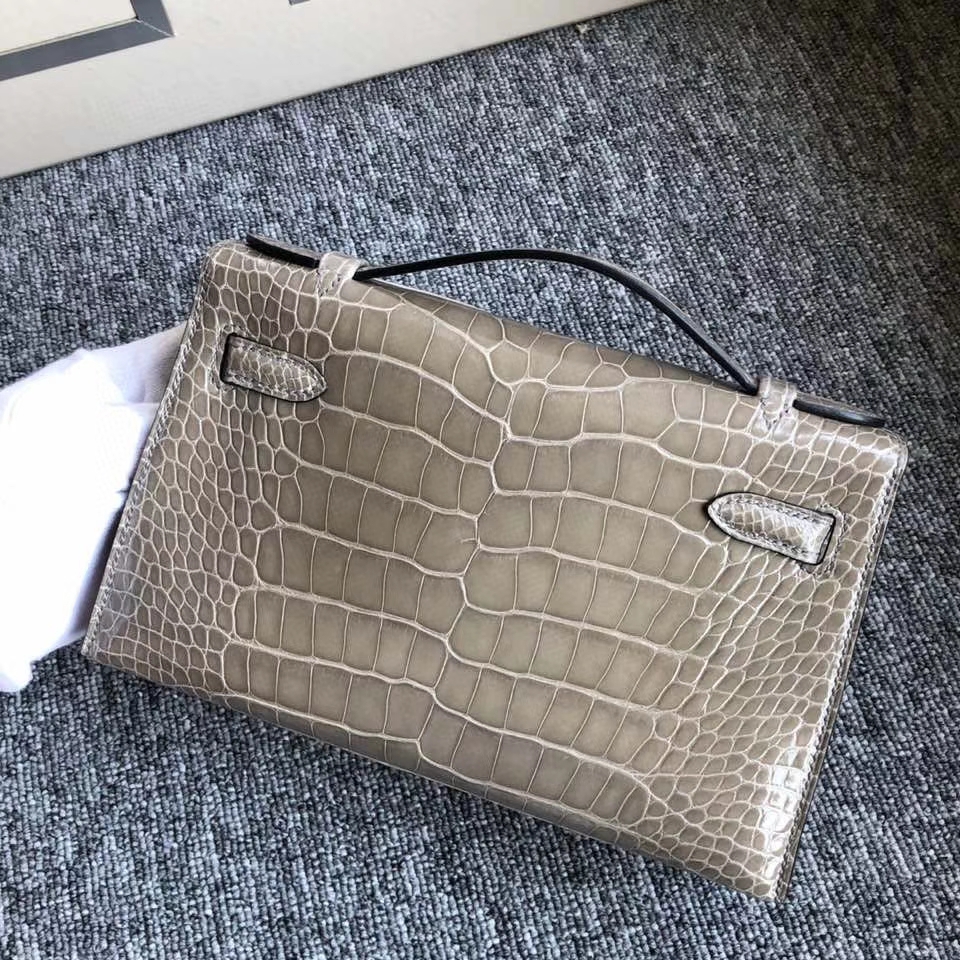 Hermès(爱马仕)Mini pochette 22cm Alligator shiny 亮面鳄鱼 ck81 斑鸠灰 金扣 顶级手缝 现货-拉尔森鳄鱼皮具定制 - 爱马仕包包官网 Hermès(爱马仕)Mini pochette 22cm Alligator shiny 亮面鳄鱼 ck81 斑鸠灰 金扣 顶级手缝 现货
