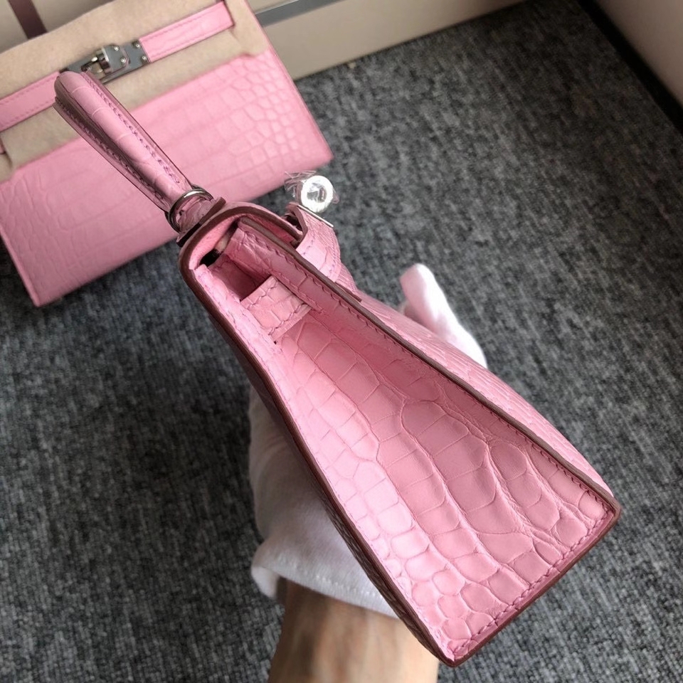 Hermès(爱马仕)Mini kelly ll alligator matt 雾面鳄鱼 5p 樱花粉 银扣 顶级手缝-拉尔森鳄鱼皮具定制 - 爱马仕包包官网 Hermès(爱马仕)Mini kelly ll alligator matt 雾面鳄鱼 5p 樱花粉 银扣 顶级手缝