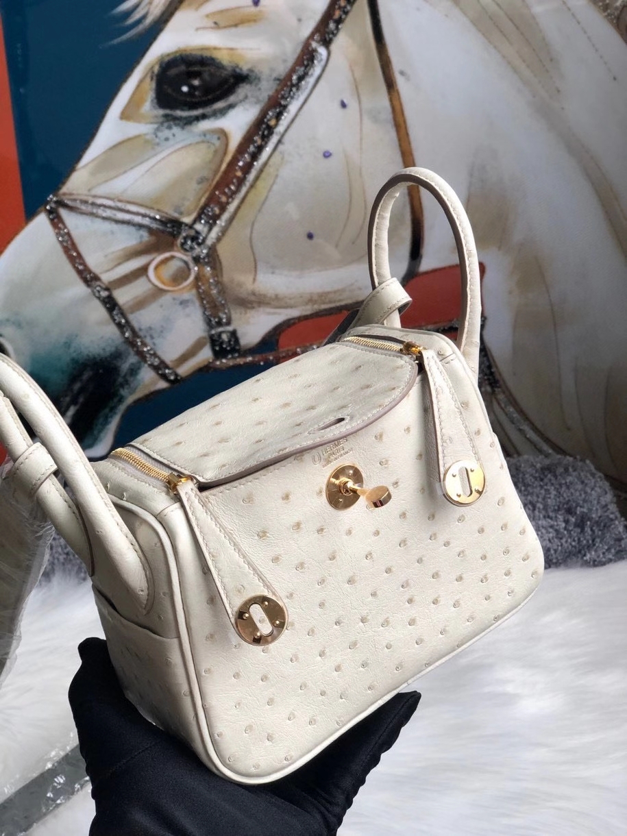 Hermès(爱马仕)Mini lindy Ostrich kk鸵鸟 3c 羊毛白 金扣 顶级手缝 定制-拉尔森鳄鱼皮具定制 - 爱马仕包包官网 Hermès(爱马仕)Mini lindy Ostrich kk鸵鸟 3c 羊毛白 金扣 顶级手缝 定制