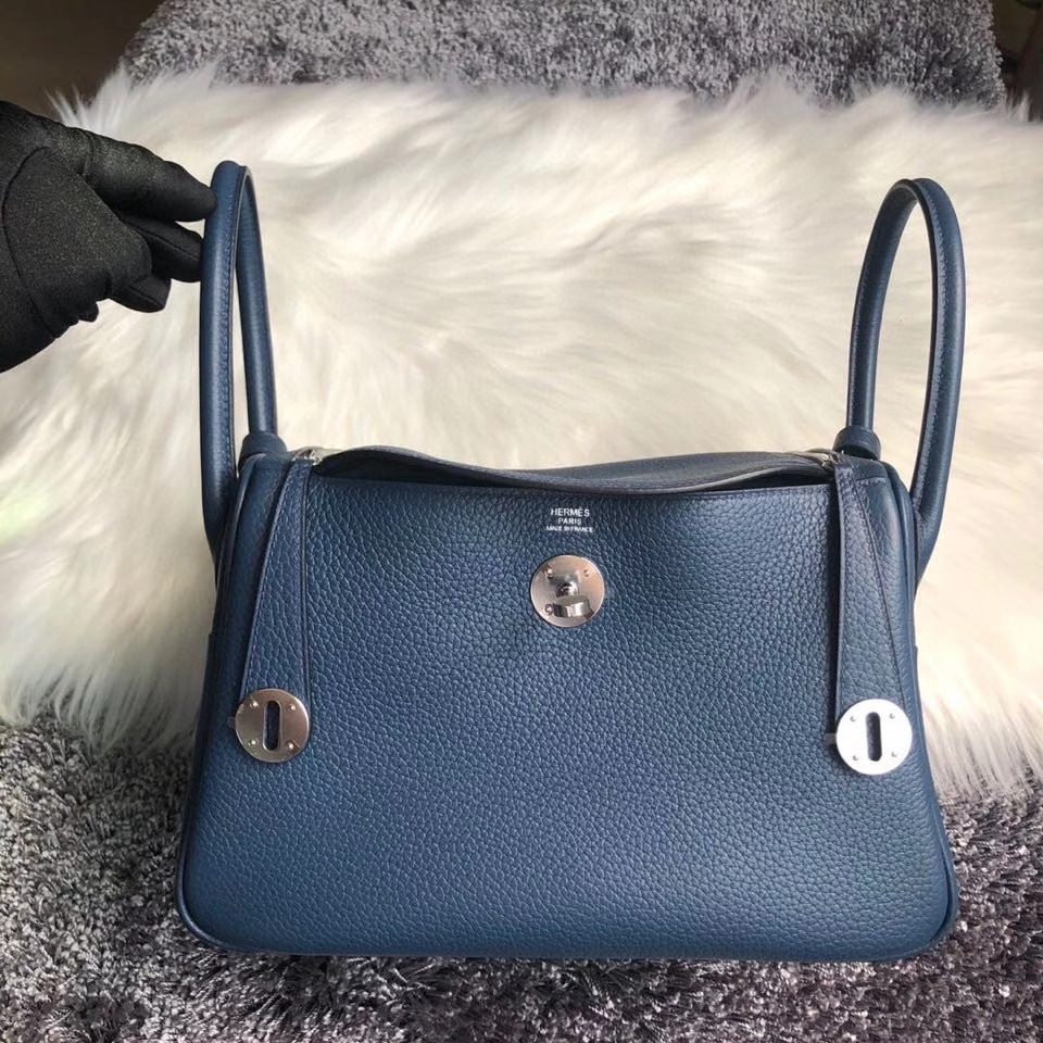 Hermès(爱马仕)Lindy 26cm 原厂御用大牛皮 S4 深邃蓝 deep blue 银扣 顶级手缝 现货-拉尔森鳄鱼皮具定制 - 爱马仕包包官网 Hermès(爱马仕)Lindy 26cm 原厂御用大牛皮 S4 深邃蓝 deep blue 银扣 顶级手缝 现货