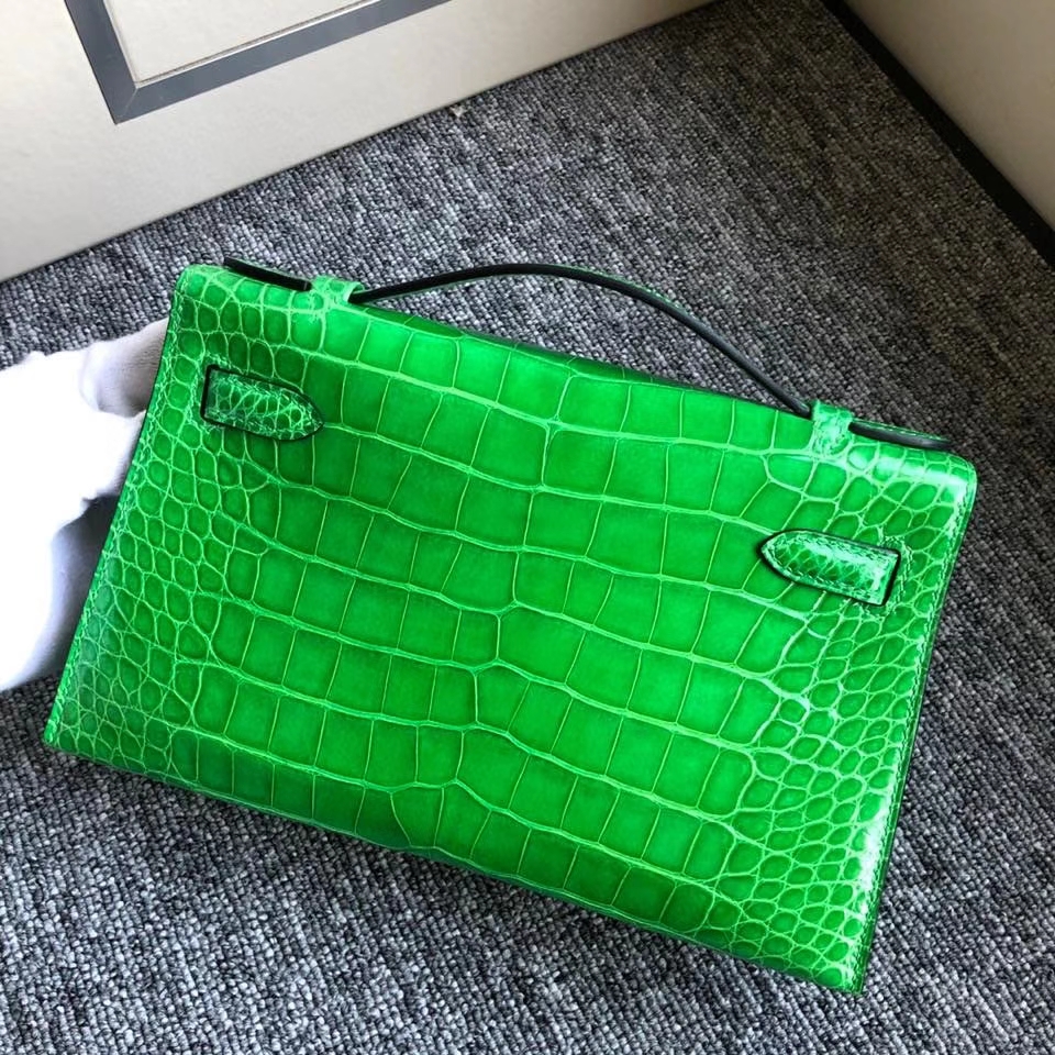 Hermès(爱马仕)Mini pochette 22cm Alligator shiny 亮面鳄鱼 1T仙人掌绿 银扣 顶级手缝 现货-拉尔森鳄鱼皮具定制 - 爱马仕包包官网 Hermès(爱马仕)Mini pochette 22cm Alligator shiny 亮面鳄鱼 1T仙人掌绿 银扣 顶级手缝 现货