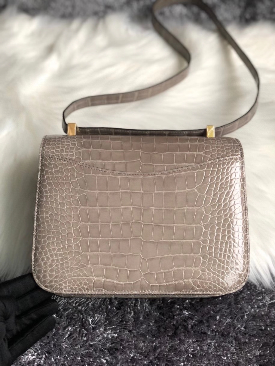 Hermès（爱马仕）Constance 24cm Alligator shiny 亮面鳄鱼 ck81 斑鸠灰 Gris T 金扣 现货