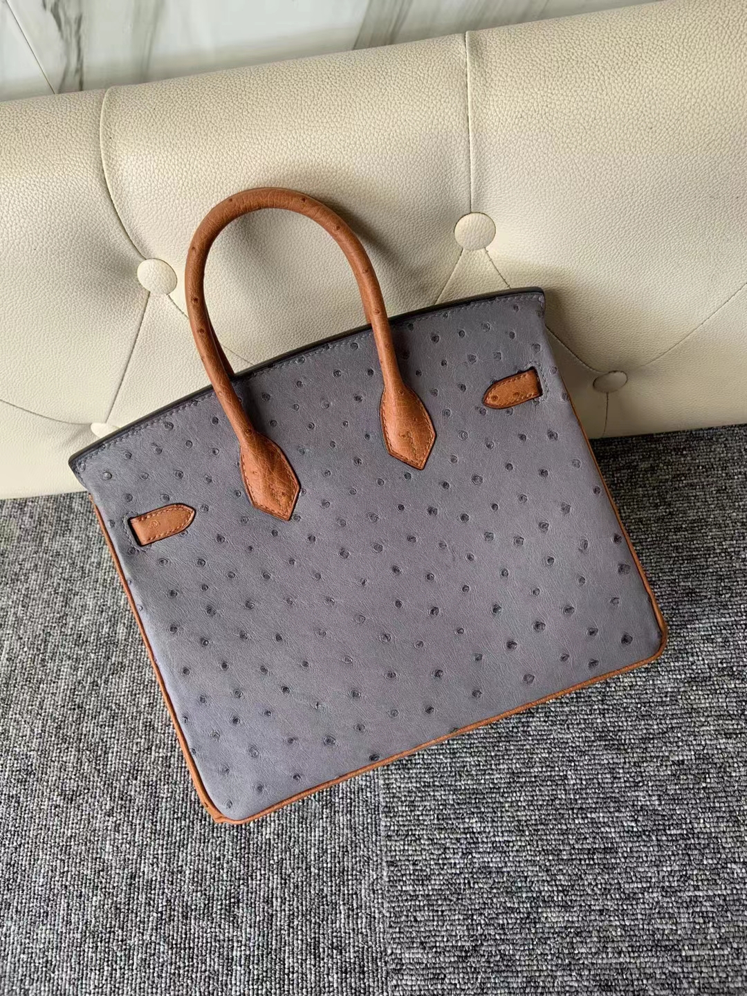 Hermès(爱马仕)Birkin 25cm kk ostrich 顶级鸵鸟皮 R2玛瑙灰拼ck37金棕色 蜡线全缝 金扣-拉尔森鳄鱼皮具定制 - 爱马仕包包官网 Hermès(爱马仕)Birkin 25cm kk ostrich 顶级鸵鸟皮 R2玛瑙灰拼ck37金棕色 蜡线全缝 金扣