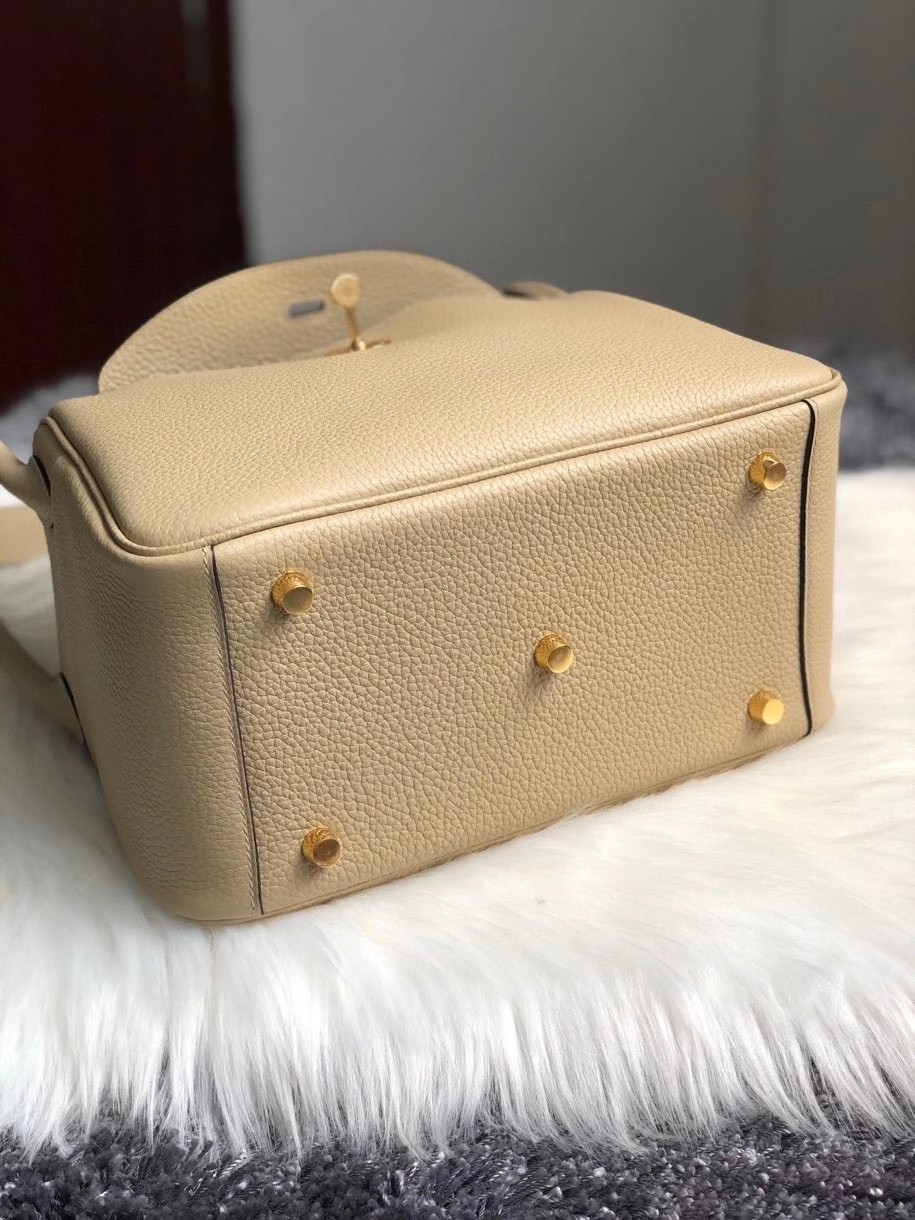 Hermès(爱马仕)Lindy 26cm 原厂御用顶级大牛皮 S2 风衣灰 Trench 金扣 顶级手缝-拉尔森鳄鱼皮具定制 - 爱马仕包包官网 Hermès(爱马仕)Lindy 26cm 原厂御用顶级大牛皮 S2 风衣灰 Trench 金扣 顶级手缝