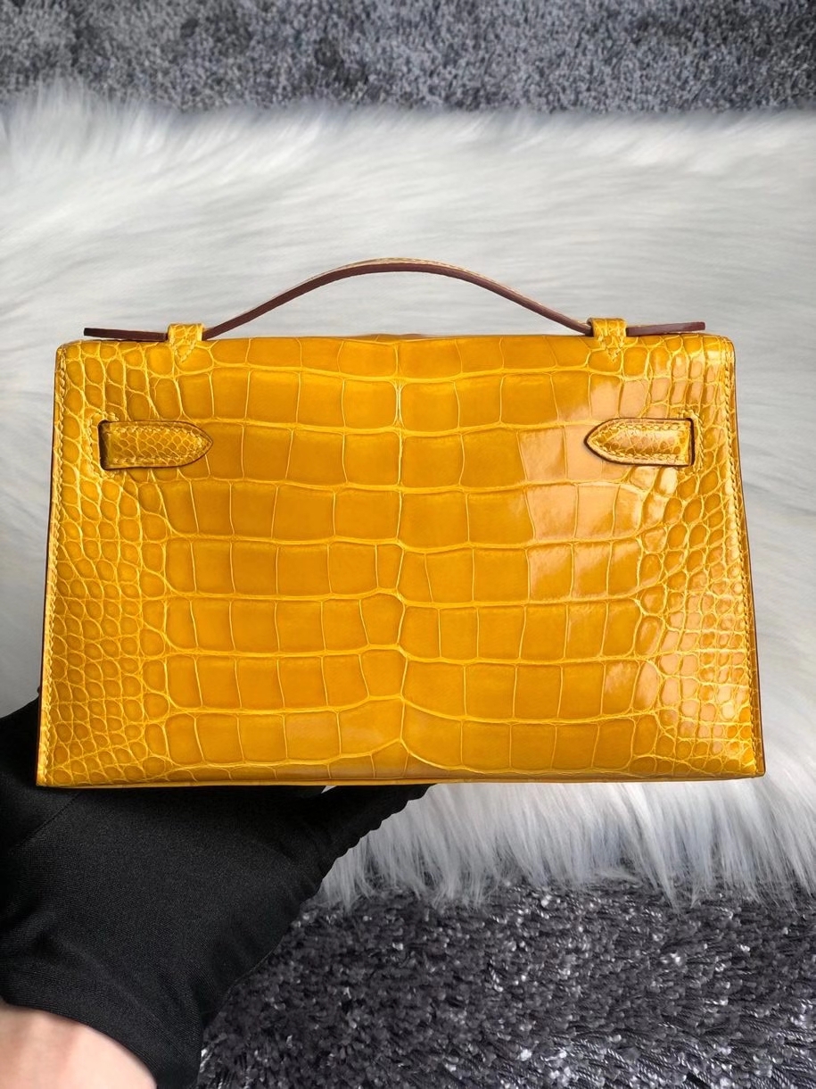 Hermès(爱马仕)Mini kelly pochette 22cm 亮面鳄鱼 9D 琥珀黄 Ambre 金扣 顶级手缝 手拿包 晚宴包-拉尔森鳄鱼皮具定制 - 爱马仕包包官网 Hermès(爱马仕)Mini kelly pochette 22cm 亮面鳄鱼 9D 琥珀黄 Ambre 金扣 顶级手缝 手拿包 晚宴包