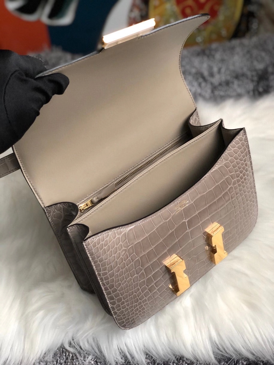 Hermès(爱马仕)Constance 24cm Alligator shiny 亮面鳄鱼 ck81 斑鸠灰 Gris T 金扣 现货-拉尔森鳄鱼皮具定制 - 爱马仕包包官网 Hermès(爱马仕)Constance 24cm Alligator shiny 亮面鳄鱼 ck81 斑鸠灰 Gris T 金扣 现货