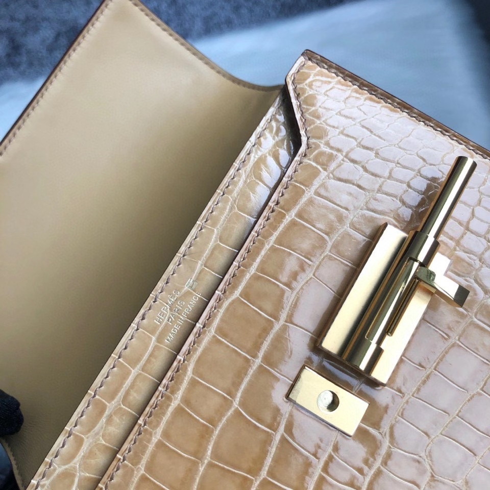 Hermès（爱马仕）Verrou 17cm Alligator shiny 亮面鳄鱼 杏色 奶茶色 金扣 顶级手缝 现货
