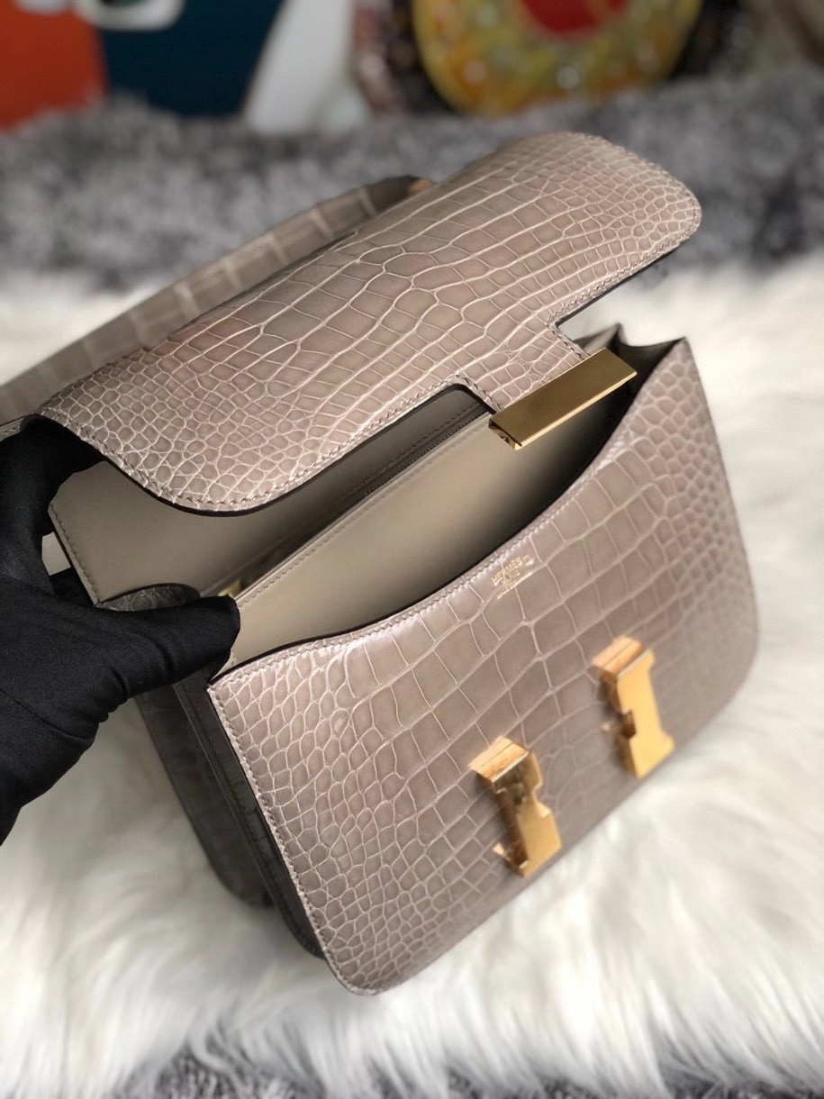Hermès（爱马仕）Constance 24cm Alligator shiny 亮面鳄鱼 ck81 斑鸠灰 Gris T 金扣 现货