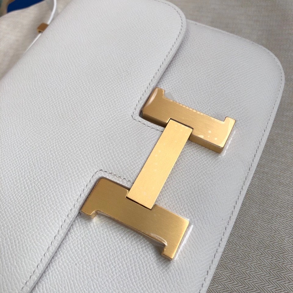 Hermès（爱马仕）Constance 24cm Epsom 原厂掌纹皮 01纯白 White 内拼玫瑰紫 拉丝金扣 现货