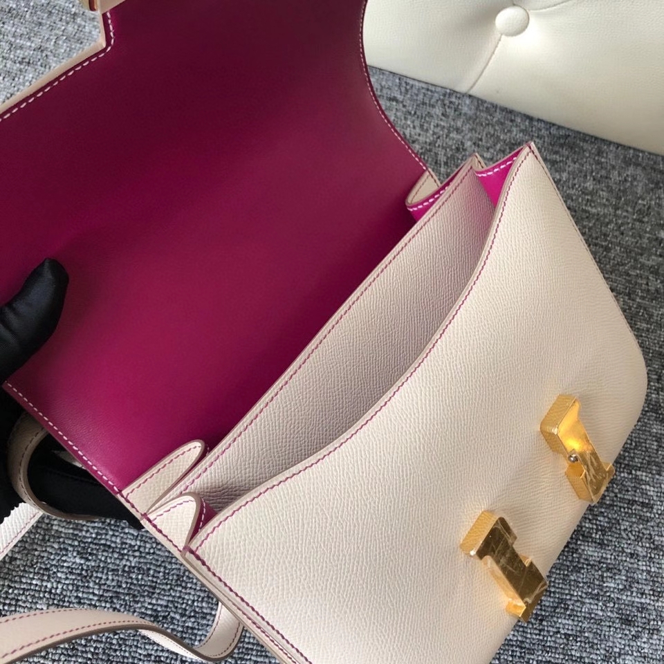 Hermès(爱马仕)Constance 24cm Epsom 原厂掌纹皮 ck10 奶昔白 内拼 玫瑰紫 金扣 马蹄印 定制-拉尔森鳄鱼皮具定制 - 爱马仕包包官网 Hermès(爱马仕)Constance 24cm Epsom 原厂掌纹皮 ck10 奶昔白 内拼 玫瑰紫 金扣 马蹄印 定制