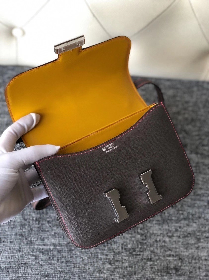 Hermès(爱马仕)Constance18cm Epsom 原厂掌纹皮 8F 锡器灰内拼琥珀黄 银扣 唇膏粉线 马蹄印 现货-拉尔森鳄鱼皮具定制 - 爱马仕包包官网 Hermès(爱马仕)Constance18cm Epsom 原厂掌纹皮 8F 锡器灰内拼琥珀黄 银扣 唇膏粉线 马蹄印 现货