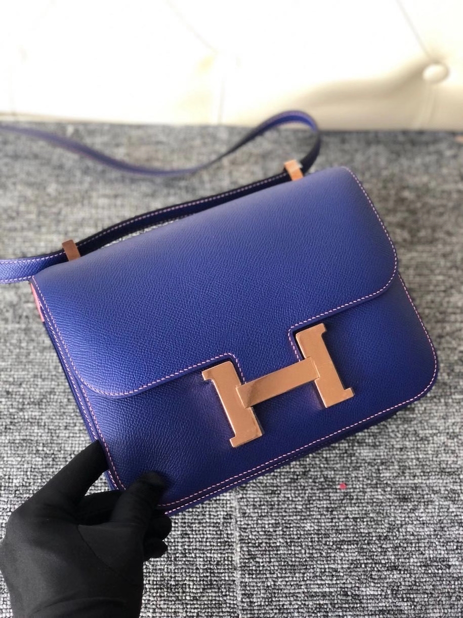 Hermès（爱马仕）Constance 24cm Epsom 原厂掌纹皮  7T 电光蓝内拼唇膏粉 唇膏粉线  玫瑰金扣 rose gold 现货