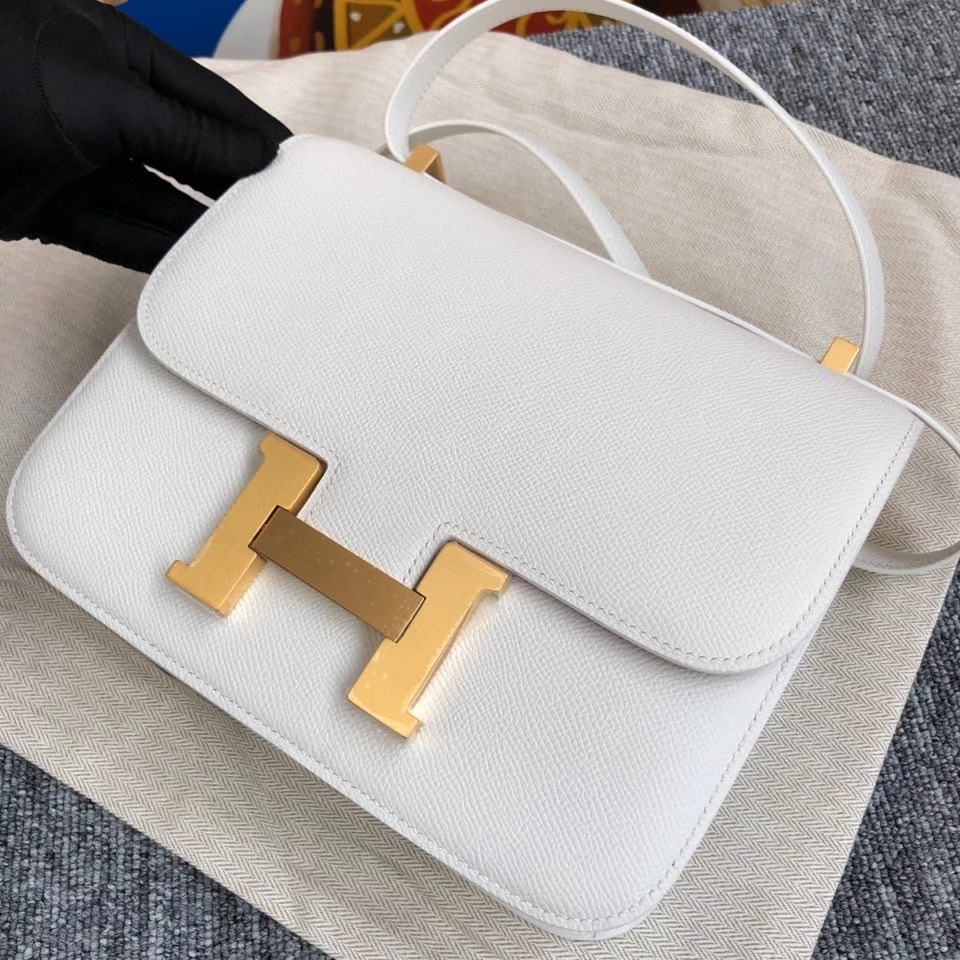 Hermès(爱马仕)Constance 24cm Epsom 原厂掌纹皮 01纯白 White 内拼玫瑰紫 拉丝金扣 现货-拉尔森鳄鱼皮具定制 - 爱马仕包包官网 Hermès(爱马仕)Constance 24cm Epsom 原厂掌纹皮 01纯白 White 内拼玫瑰紫 拉丝金扣 现货