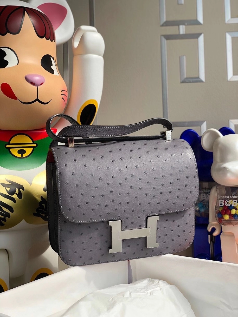 Hermès（爱马仕）Constance 24cm Ostrich kk 鸵鸟 玛瑙灰 内拼国旗红 银扣 顶级手缝 现货