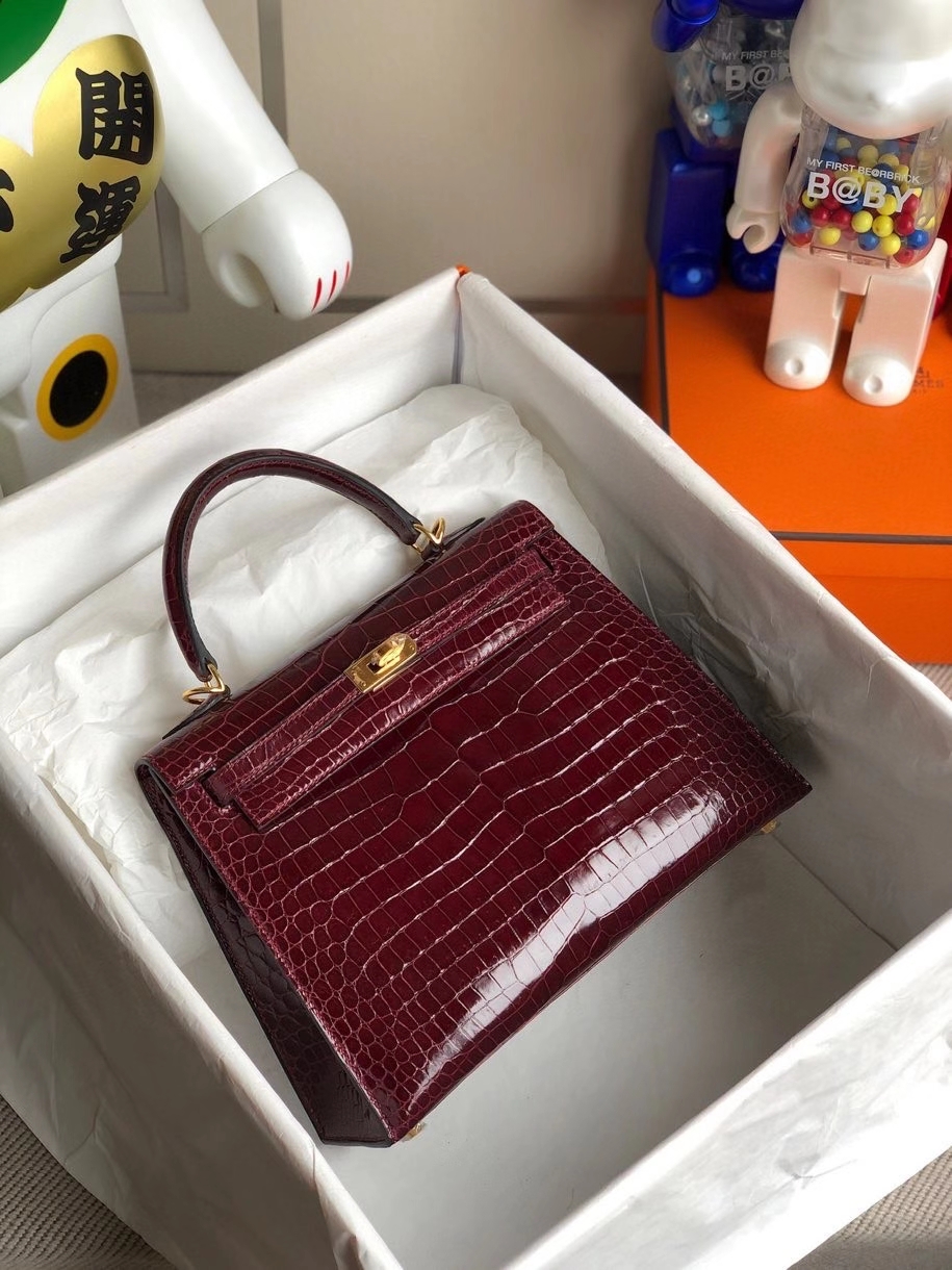 Hermès(爱马仕)Kelly 25cm Porosus shiny 亮面澳洲鳄鱼 ck57 波尔多酒红 Bordeaux 金扣 顶级手缝 现货-拉尔森鳄鱼皮具定制 - 爱马仕包包官网 Hermès(爱马仕)Kelly 25cm Porosus shiny 亮面澳洲鳄鱼 ck57 波尔多酒红 Bordeaux 金扣 顶级手缝 现货