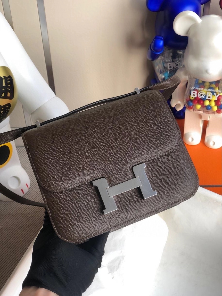 Hermès（爱马仕）Constance 18cm Epsom 原厂掌纹皮 巧克力色 银扣 顶级手缝现货