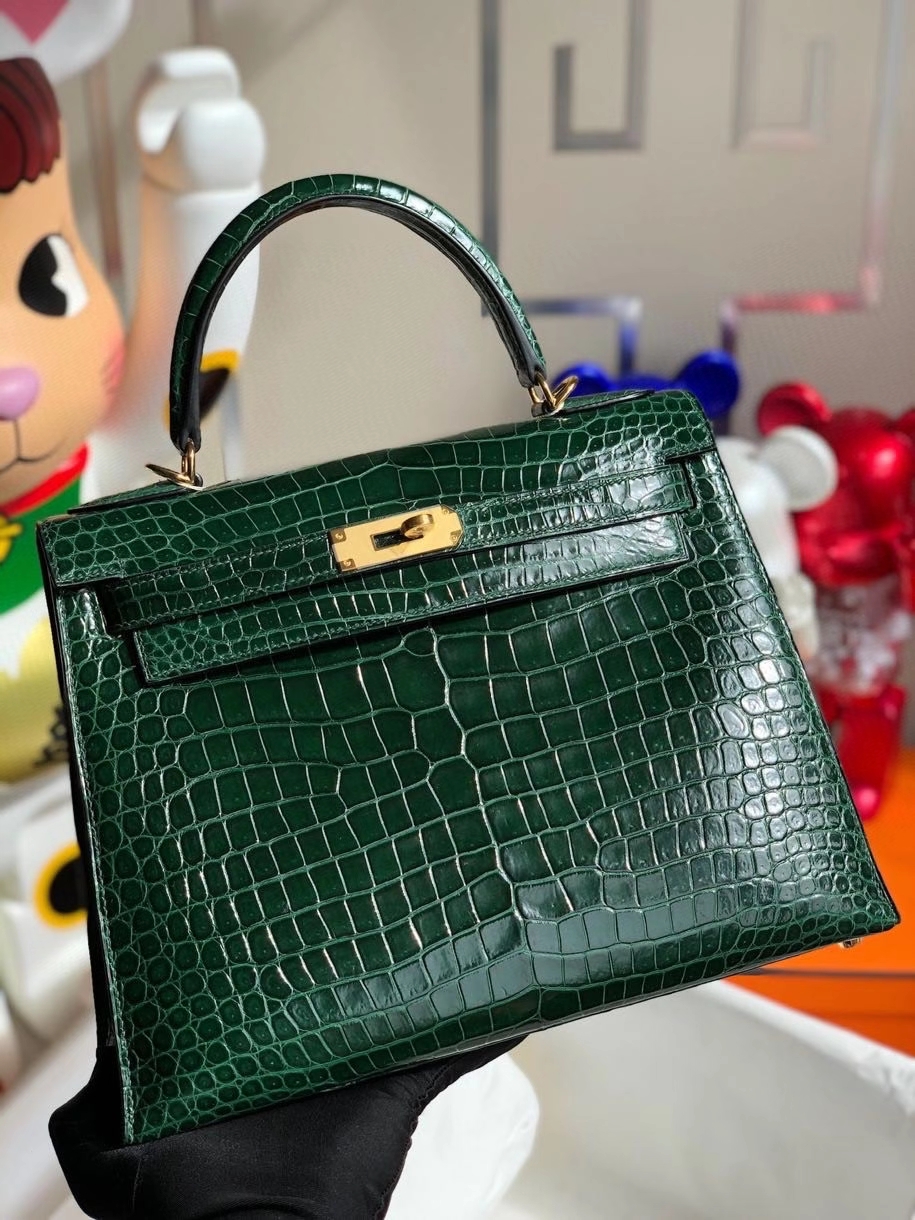 Hermès(爱马仕)Kelly 28cm Porosus shiny 亮面澳洲湾鳄 ck67 祖母绿 金扣 顶级手缝 现货-拉尔森鳄鱼皮具定制 - 爱马仕包包官网 Hermès(爱马仕)Kelly 28cm Porosus shiny 亮面澳洲湾鳄 ck67 祖母绿 金扣 顶级手缝 现货