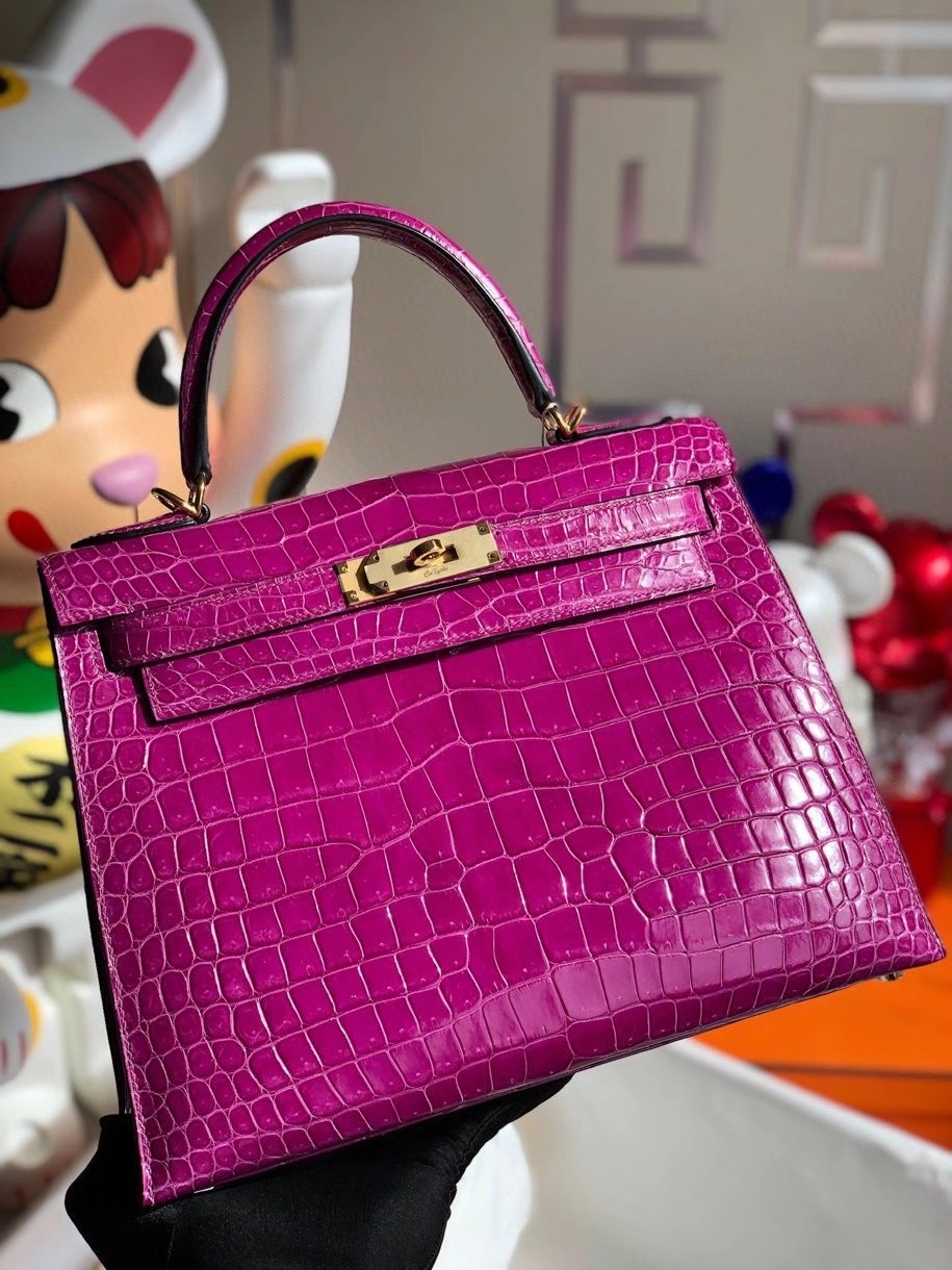 Hermès(爱马仕)Kelly 28cm porosus shiny 亮面澳洲湾鳄 L3 玫瑰紫 金扣 顶级手缝 现货-拉尔森鳄鱼皮具定制 - 爱马仕包包官网 Hermès(爱马仕)Kelly 28cm porosus shiny 亮面澳洲湾鳄 L3 玫瑰紫 金扣 顶级手缝 现货