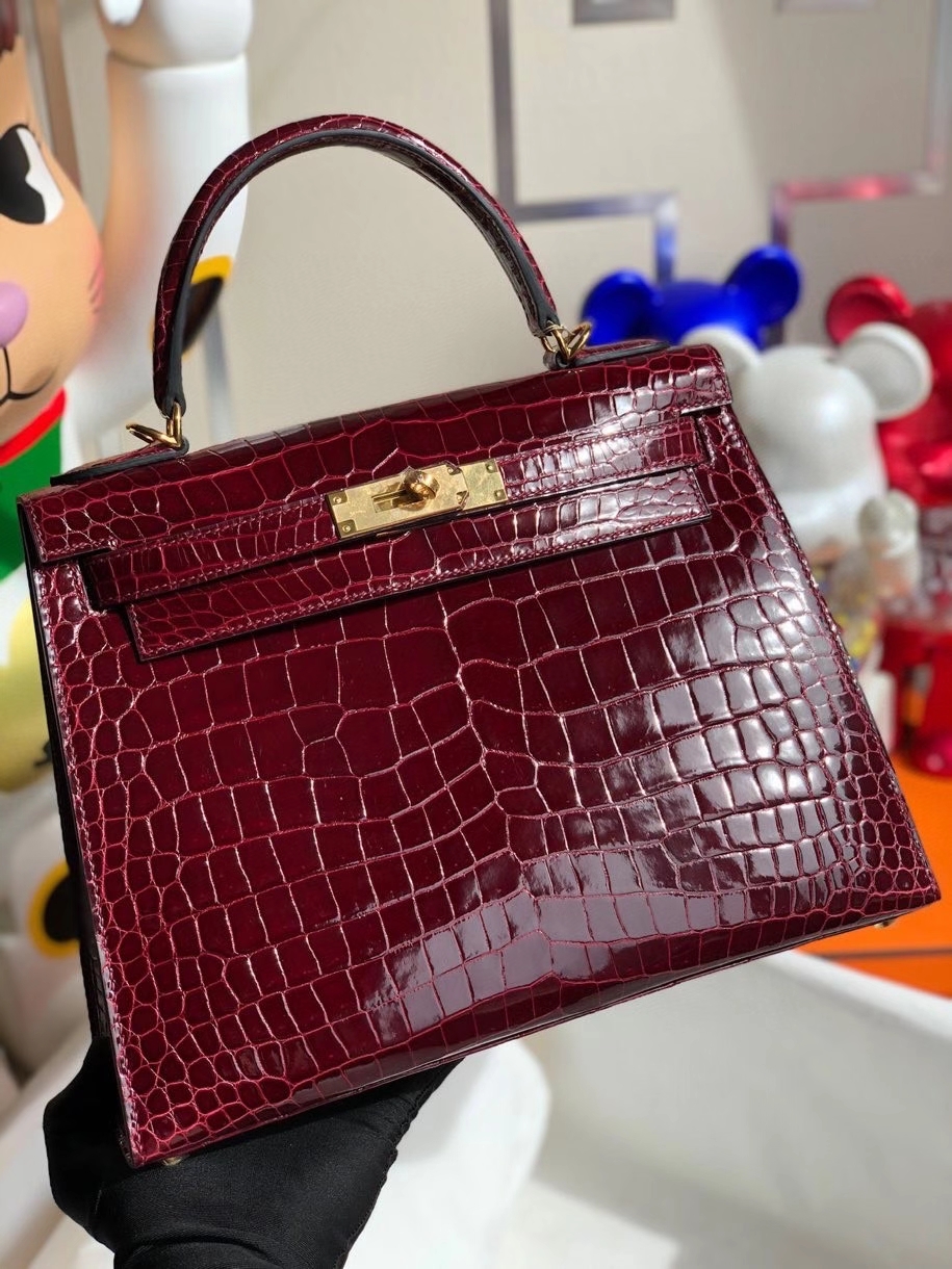 Hermès(爱马仕)Kelly 28cm porosus shiny 亮面澳洲湾鳄 ck57 波尔多酒红 金扣 顶级手缝 现货-拉尔森鳄鱼皮具定制 - 爱马仕包包官网 Hermès(爱马仕)Kelly 28cm porosus shiny 亮面澳洲湾鳄 ck57 波尔多酒红 金扣 顶级手缝 现货
