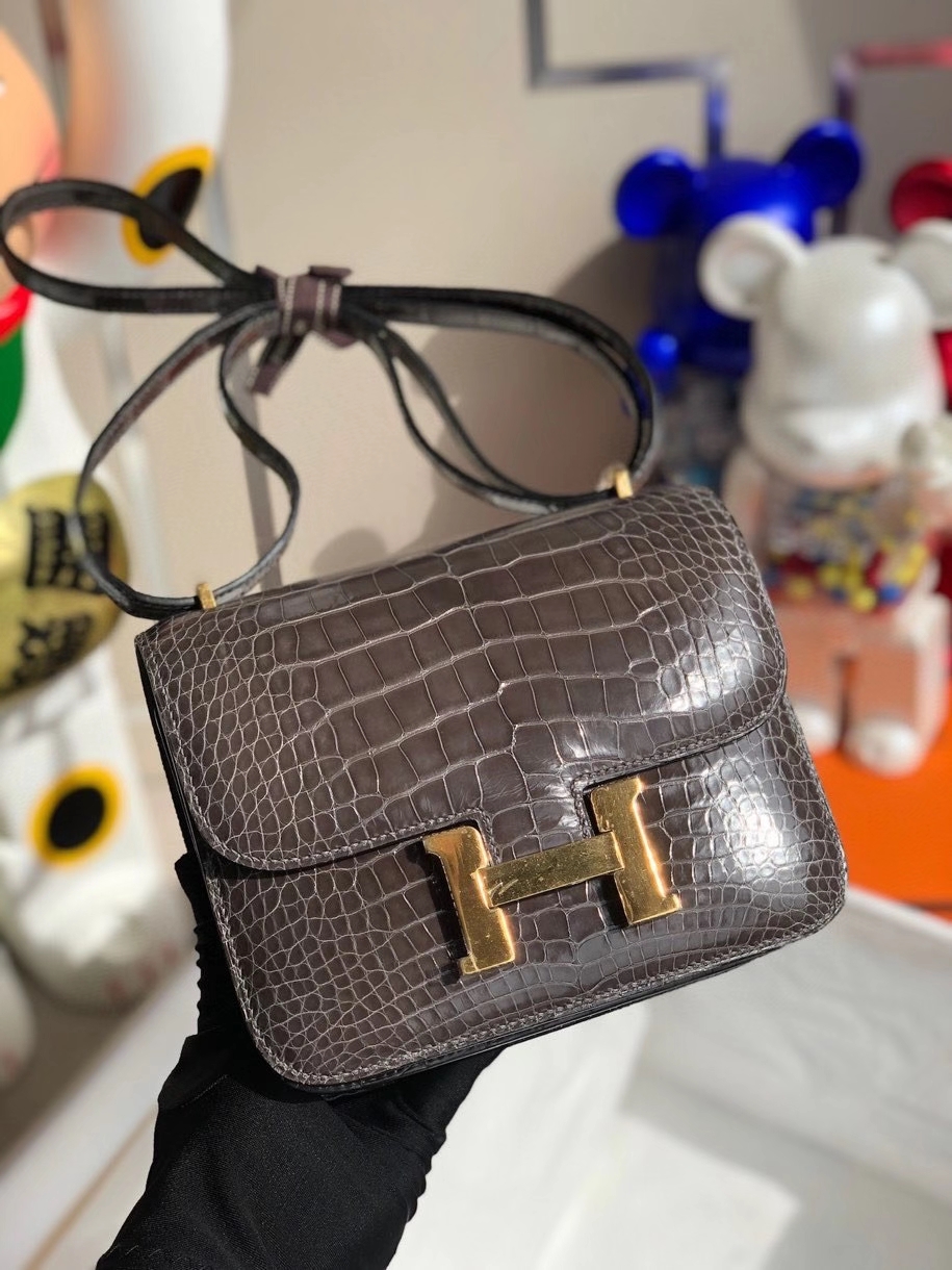 Hermès(爱马仕)Constance 18cm Alligator shiny 亮面鳄鱼 石墨灰 金扣 顶级手缝 现货-拉尔森鳄鱼皮具定制 - 爱马仕包包官网 Hermès(爱马仕)Constance 18cm Alligator shiny 亮面鳄鱼 石墨灰 金扣 顶级手缝 现货