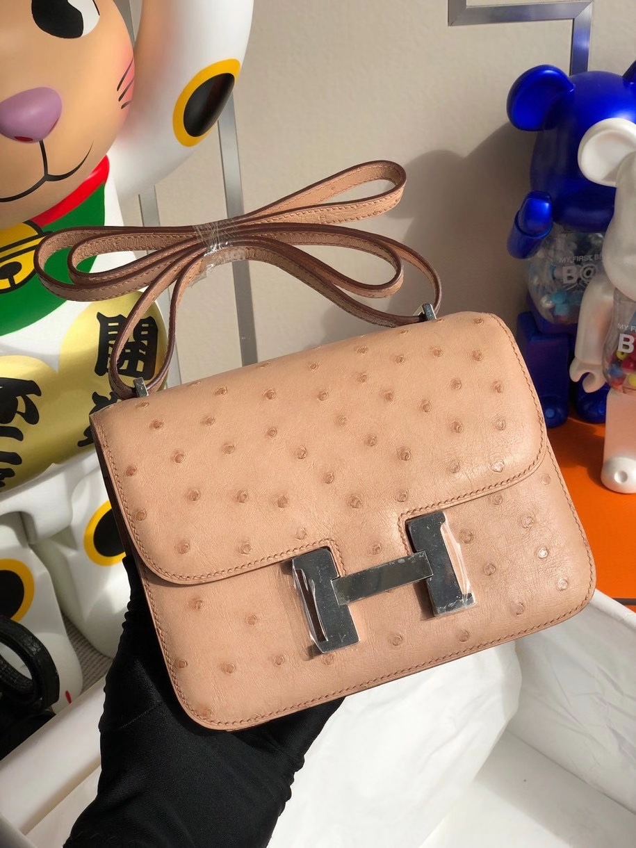 Hermès（爱马仕）Constance 18cm Ostrich kk 鸵鸟 浅粉 银扣 顶级手缝 现货