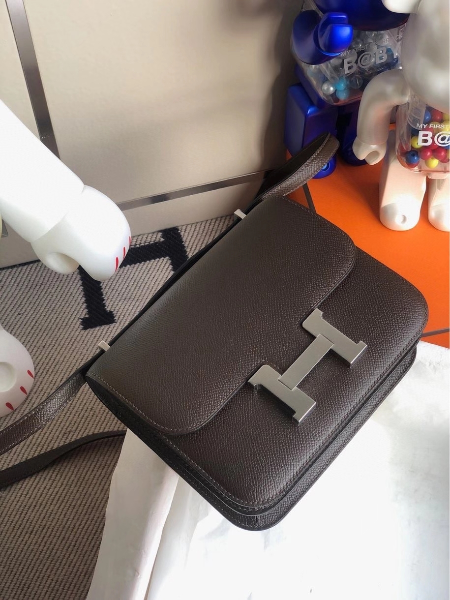 Hermès（爱马仕）Constance 18cm Epsom 原厂掌纹皮 巧克力色 银扣 顶级手缝现货