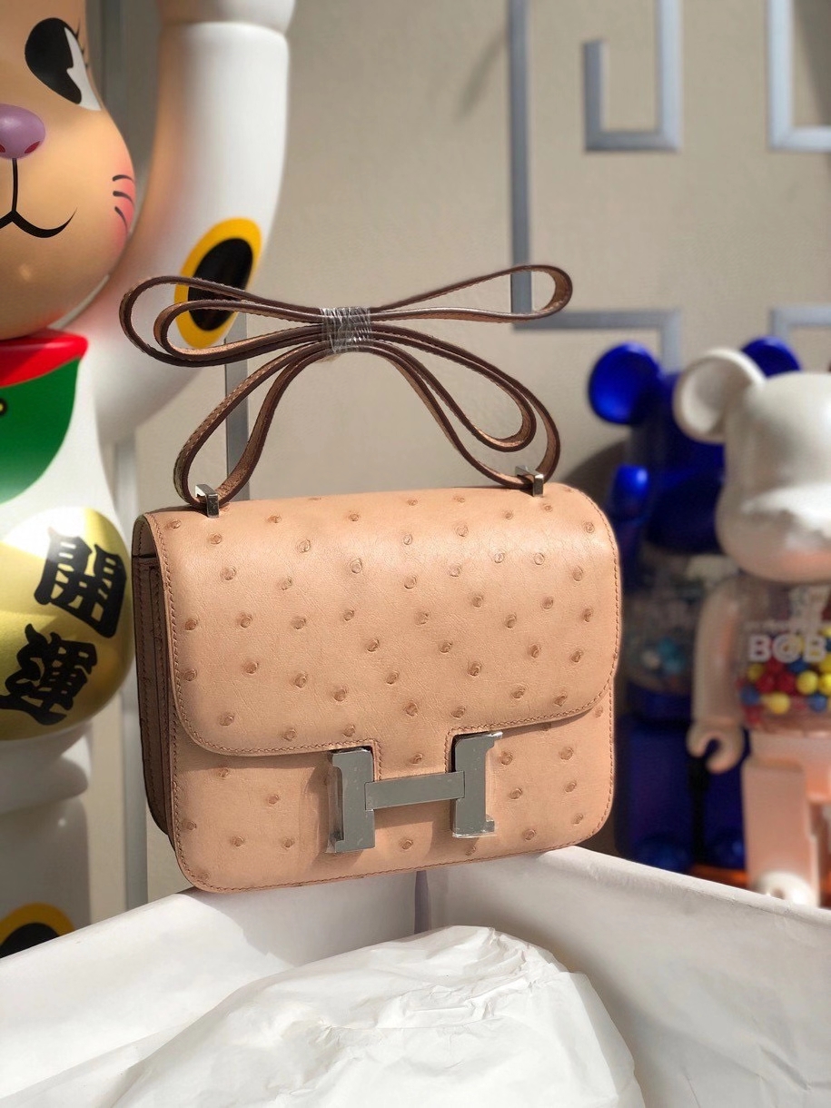 Hermès（爱马仕）Constance 18cm Ostrich kk 鸵鸟 浅粉 银扣 顶级手缝 现货